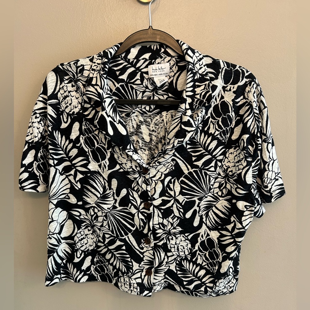 Nicole Miller floral button down short sleeved shirt in black and white. Size L